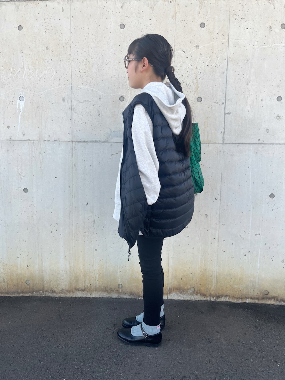 グレー系のスウェット、ブラック系のチノパンツ、グレー系のソックス/靴下を着用したキッズの秋コーディネートの5枚目の写真