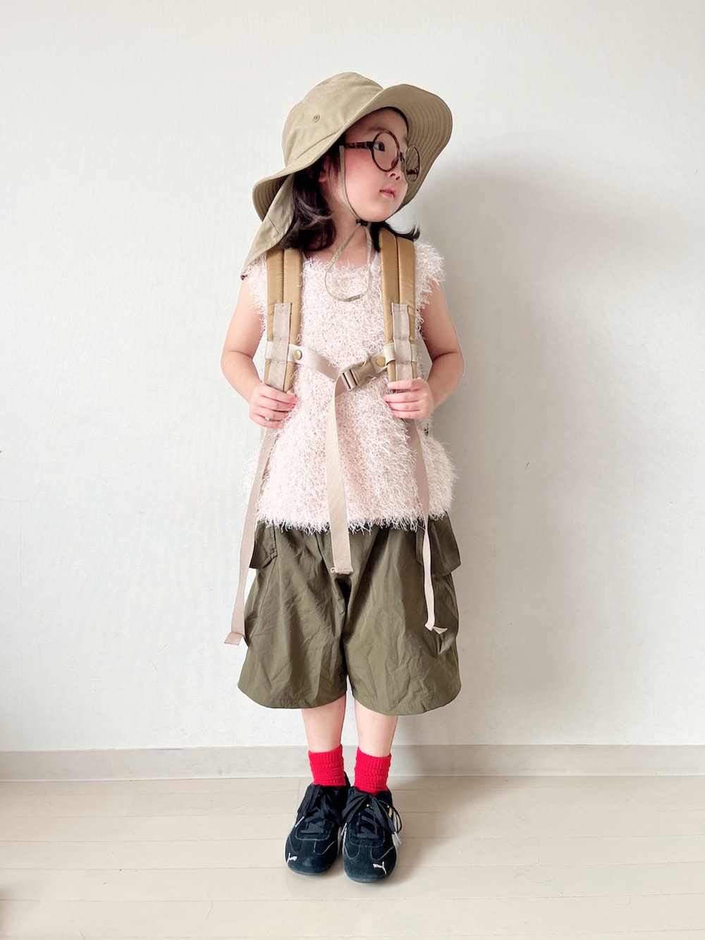 ピンク系のトップス、グリーン系のカーゴパンツ、ベージュ系のバックパック/リュックを着用したキッズの夏コーディネートの4枚目の写真