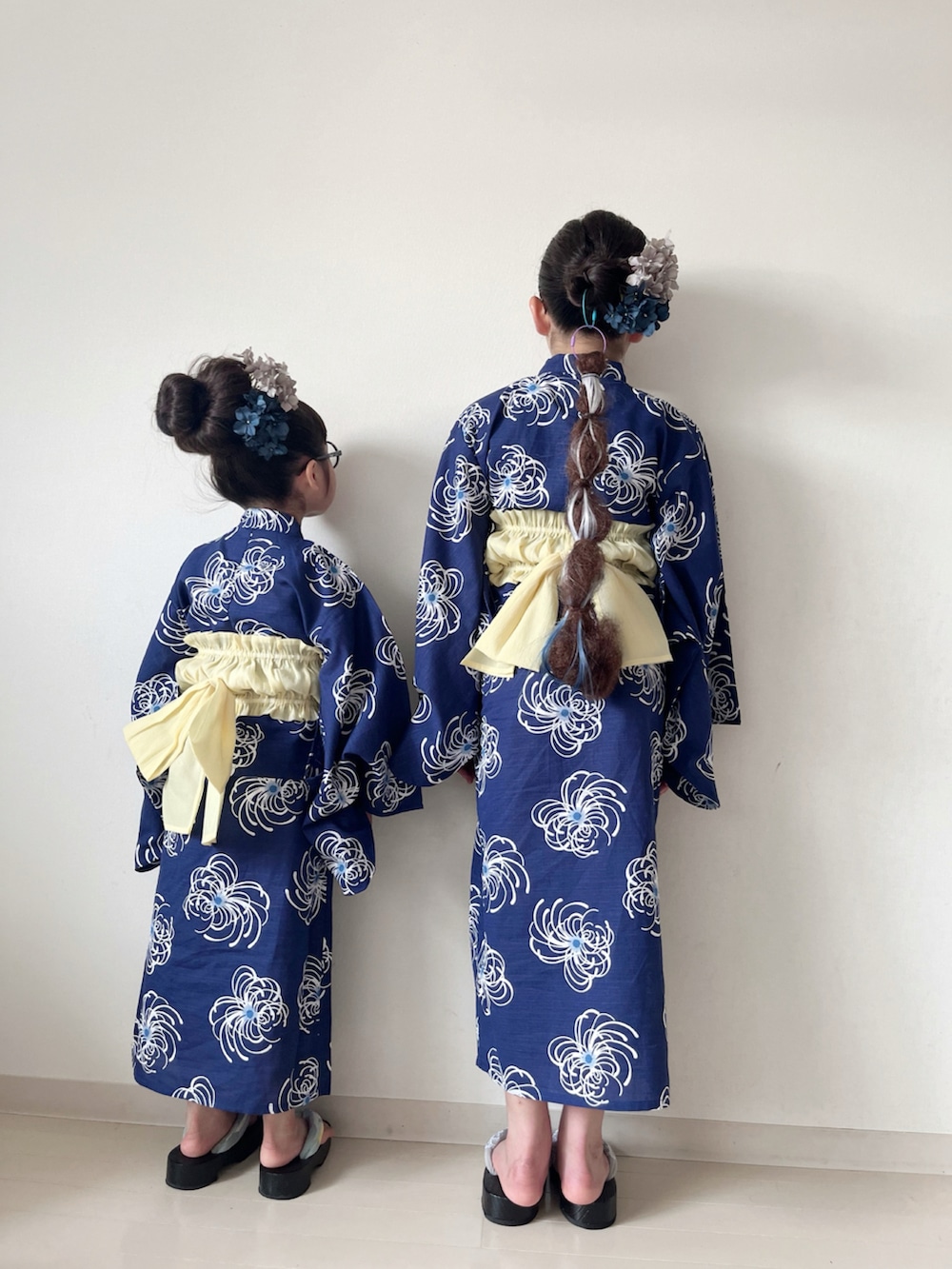 ブラック系のその他シューズ、ブルー系の浴衣、ブルー系の浴衣を着用したキッズの夏コーディネートの2枚目の写真