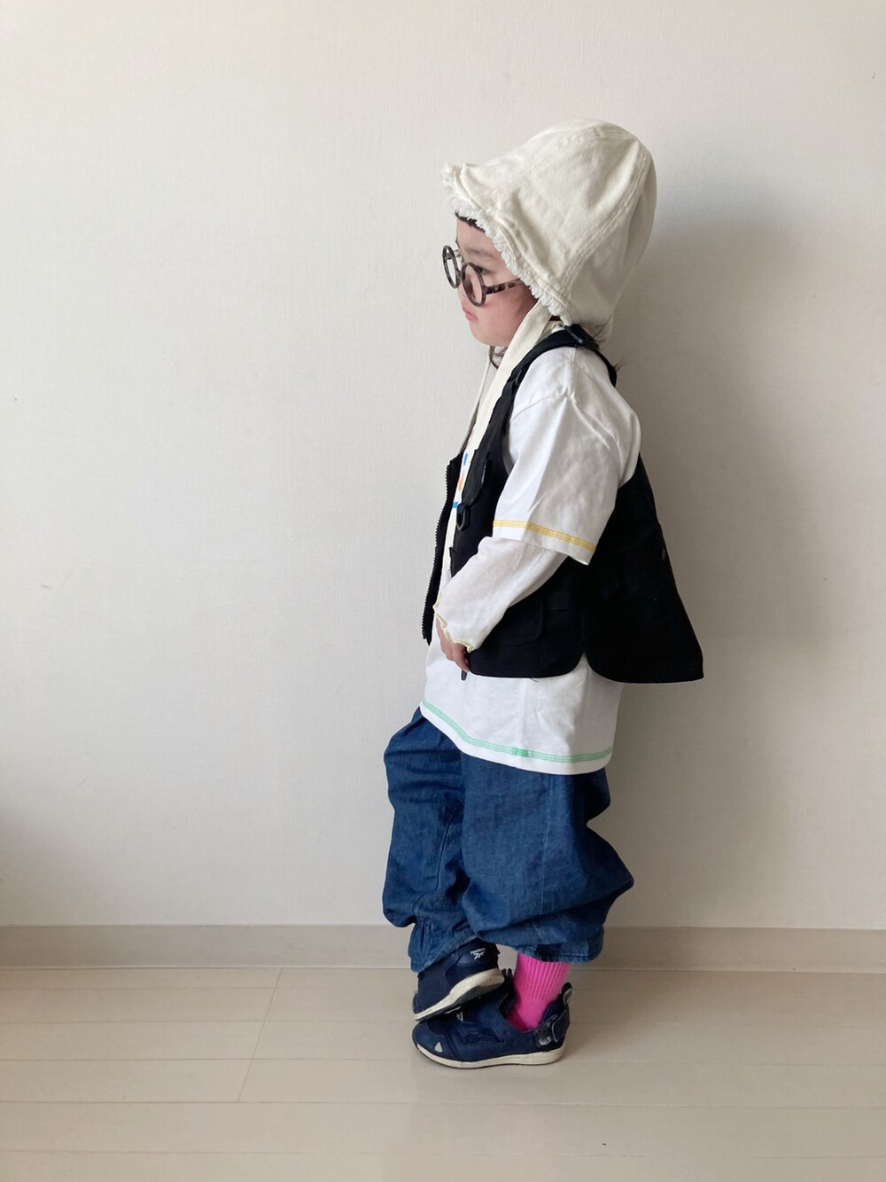 ホワイト系のTシャツ/カットソー、ホワイト系のTシャツ/カットソー、ブラック系のベストを着用したキッズの春コーディネートの4枚目の写真