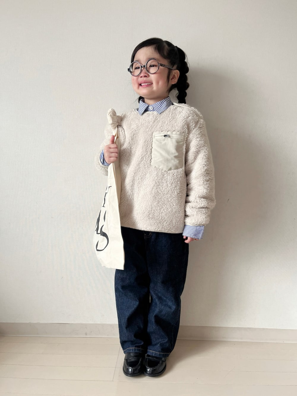 ブラック系のダッフルコート、ブルー系のシャツ/ブラウス、ブラック系のローファーを着用したキッズの冬コーディネートの5枚目の写真