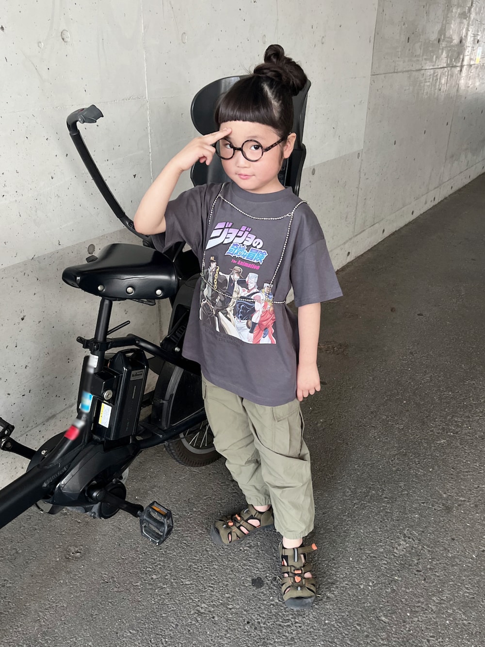 グレー系のTシャツ/カットソー、グリーン系のカーゴパンツ、グリーン系のサンダルを着用したキッズの夏コーディネートの2枚目の写真