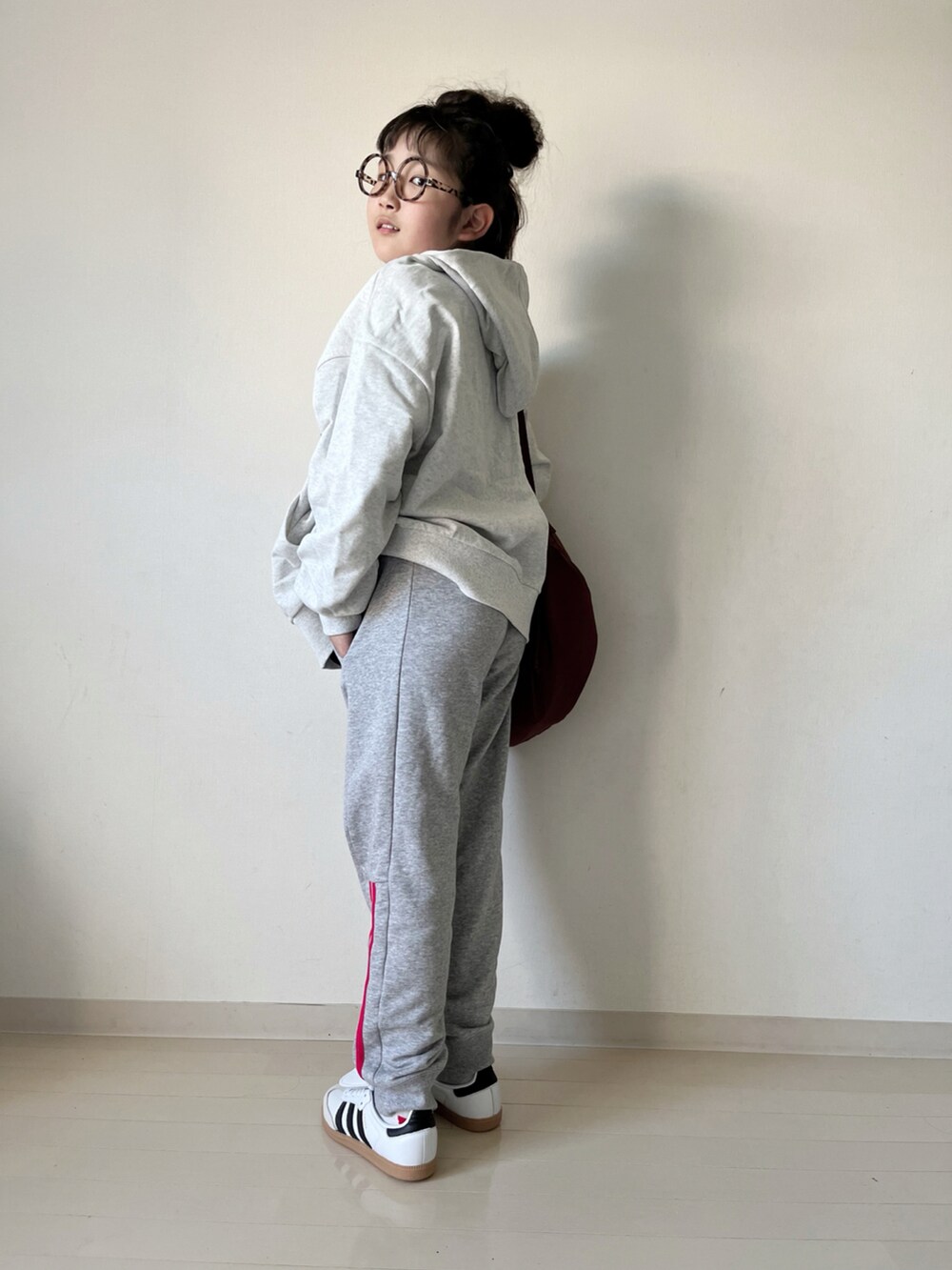 グレー系のスウェット、グレー系のスウェットパンツ、ブラック系のニット/セーターを着用したキッズの秋コーディネートの5枚目の写真