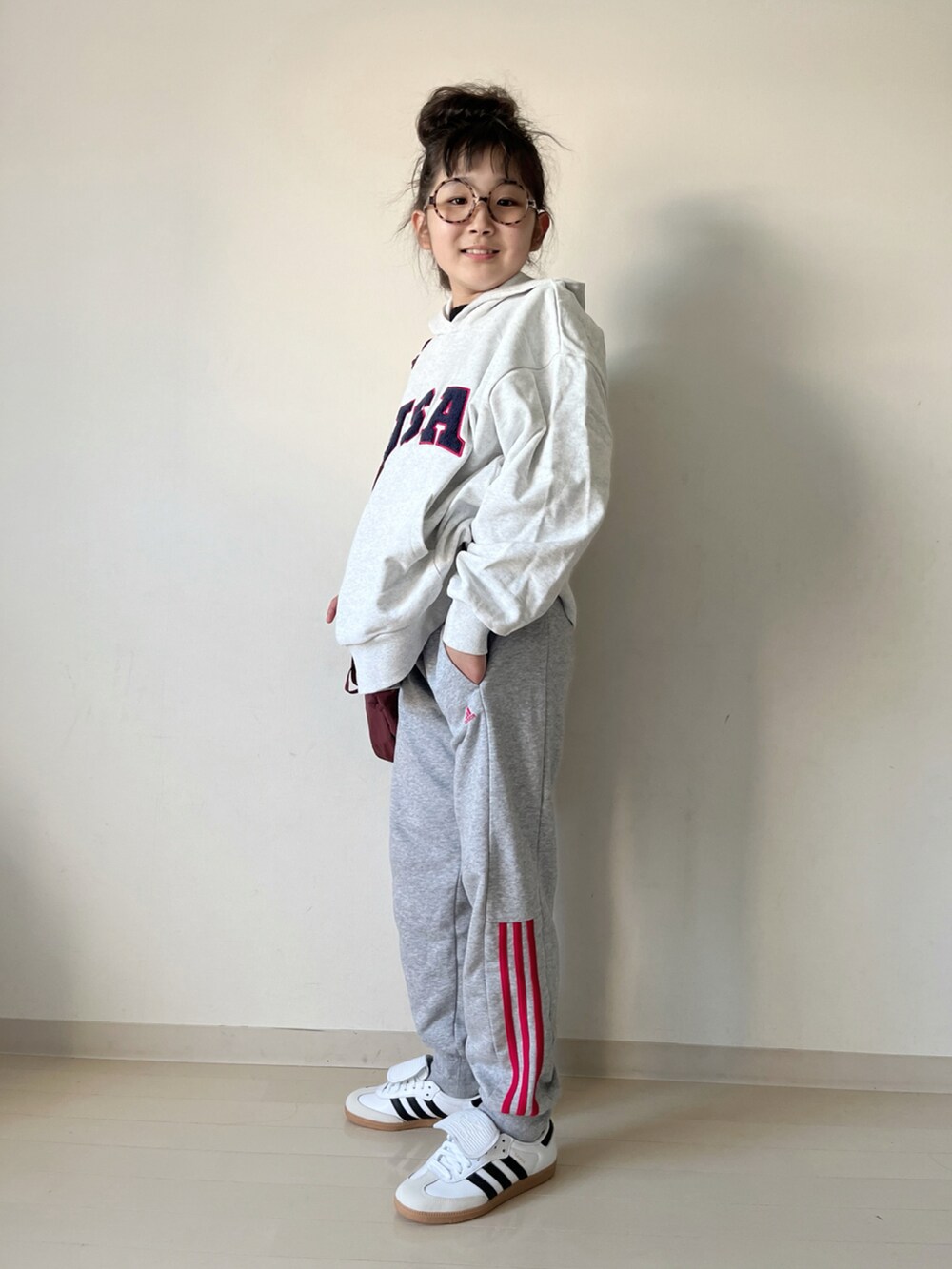 グレー系のスウェット、グレー系のスウェットパンツ、ブラック系のニット/セーターを着用したキッズの秋コーディネートの2枚目の写真