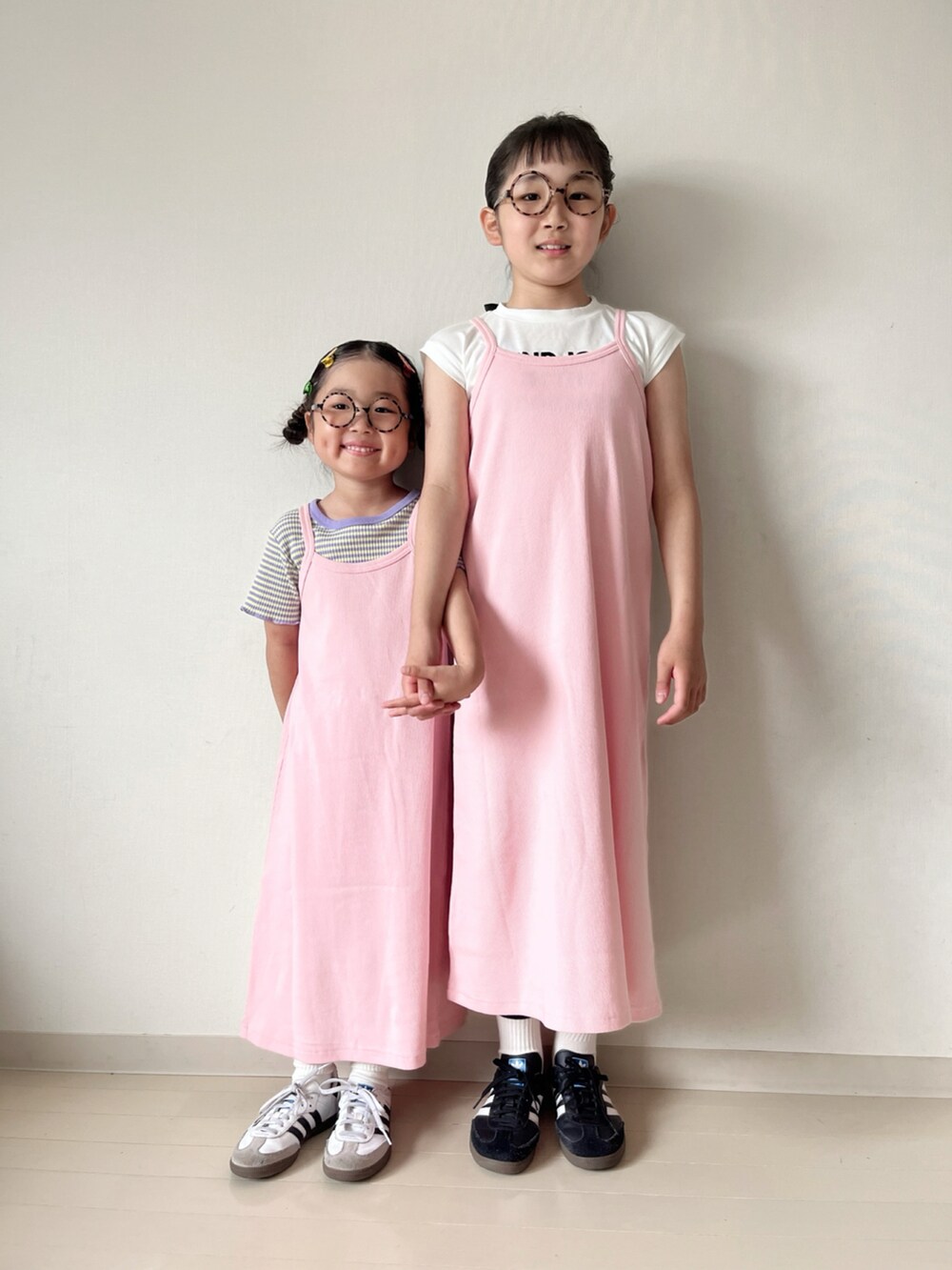 「さらっと晴れやかスナップ、夏だ！Tシャツ着よう！、フェスコーデ、きれいめカジュアル、プチプラ、お出かけコーデ、淡色コーデ、夏コーデ、ワンピース、スニーカー」｜「CIAOPANIC TYPYの【KIDS】バックオープンキャミワンピース（ワンピース、ピンク系）」を使った、* 𝚝𝚘𝚛𝚒𝚌𝚘𝚝*さん（キッズ・135cm）の夏コーディネートの3枚目の写真