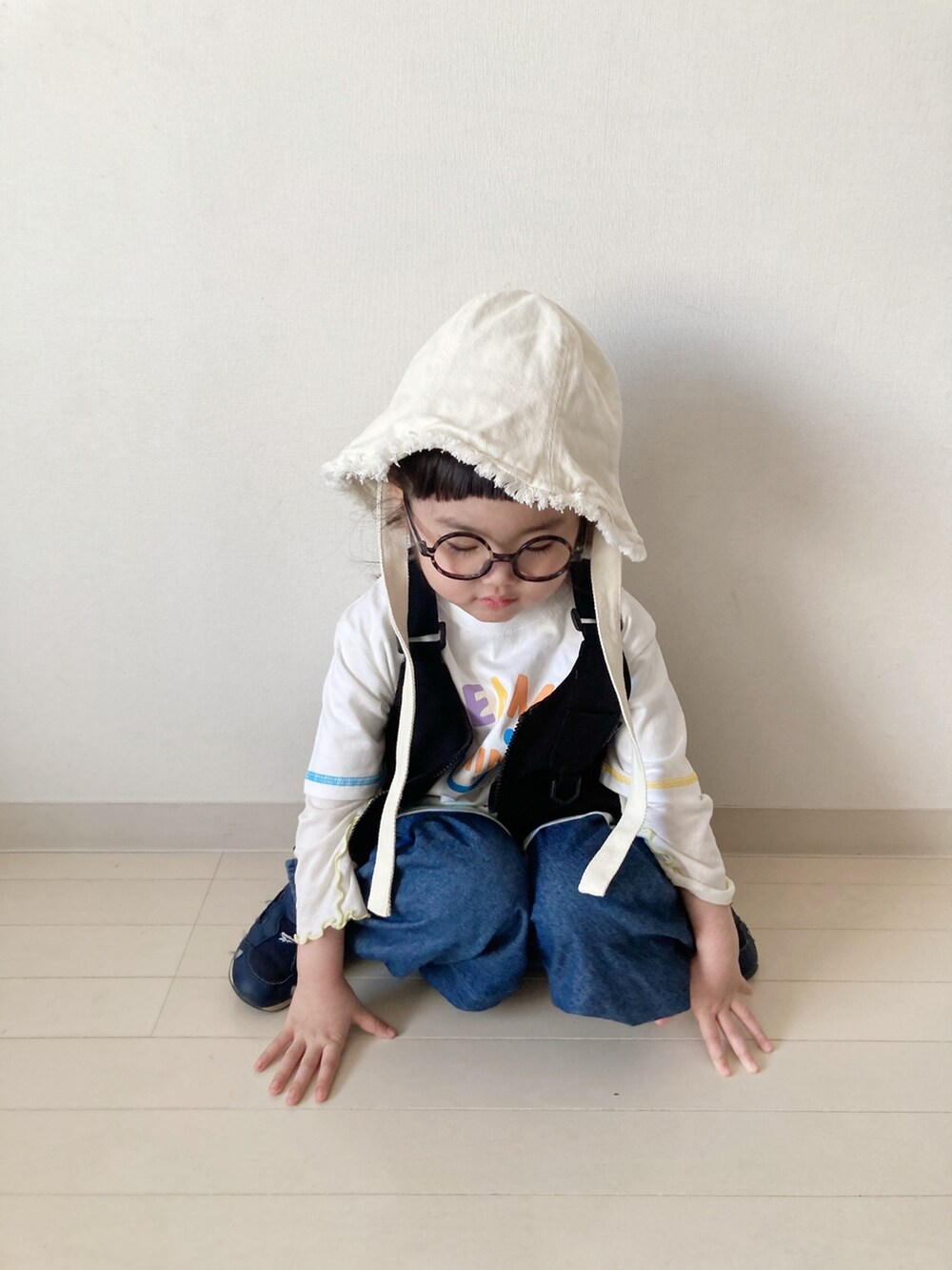 ホワイト系のTシャツ/カットソー、ホワイト系のTシャツ/カットソー、ブラック系のベストを着用したキッズの春コーディネートの3枚目の写真