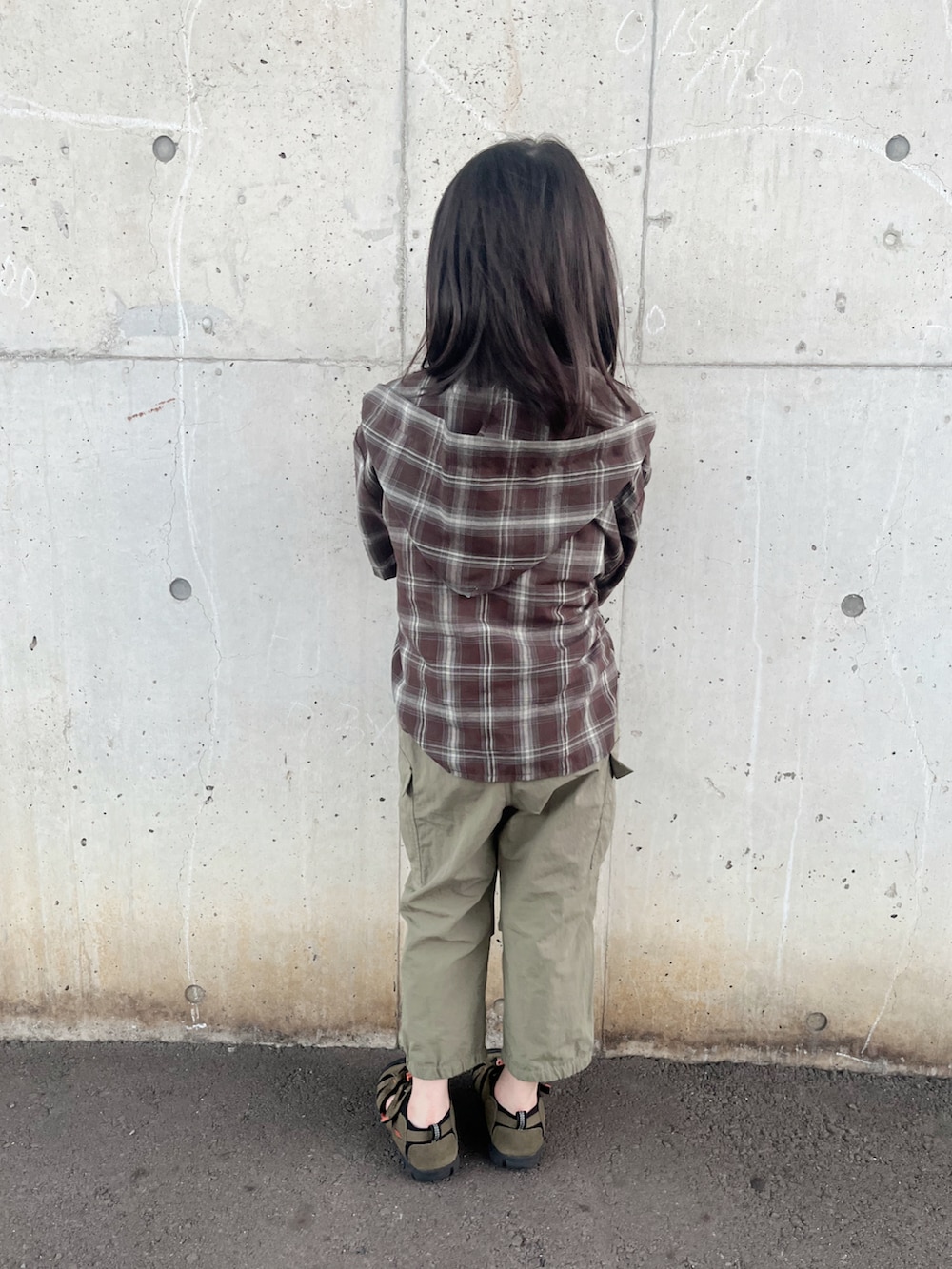 ホワイト系のTシャツ/カットソー、ブラウン系のシャツ/ブラウス、グリーン系のカーゴパンツを着用したキッズの夏コーディネートの4枚目の写真