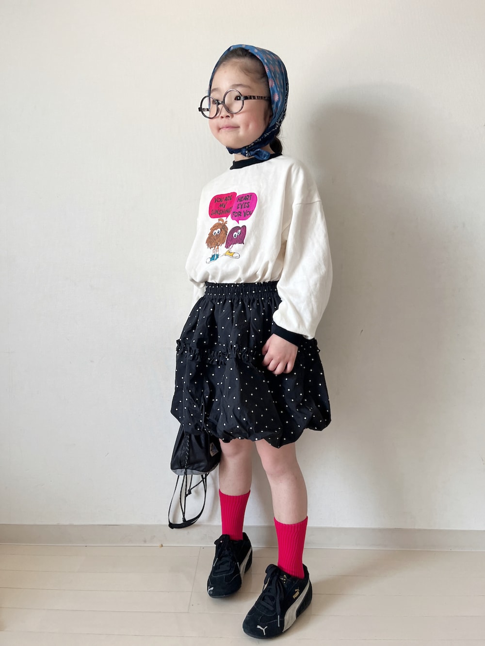 ブラック系のTシャツ/カットソー、ブラック系のスカート、ブラック系のスニーカーを着用したキッズの春コーディネートの3枚目の写真