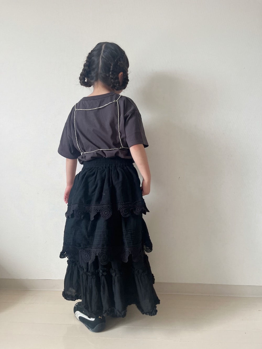 グレー系のTシャツ/カットソー、ブラック系のスカート、ブラック系のスカートを着用したキッズの夏コーディネートの4枚目の写真