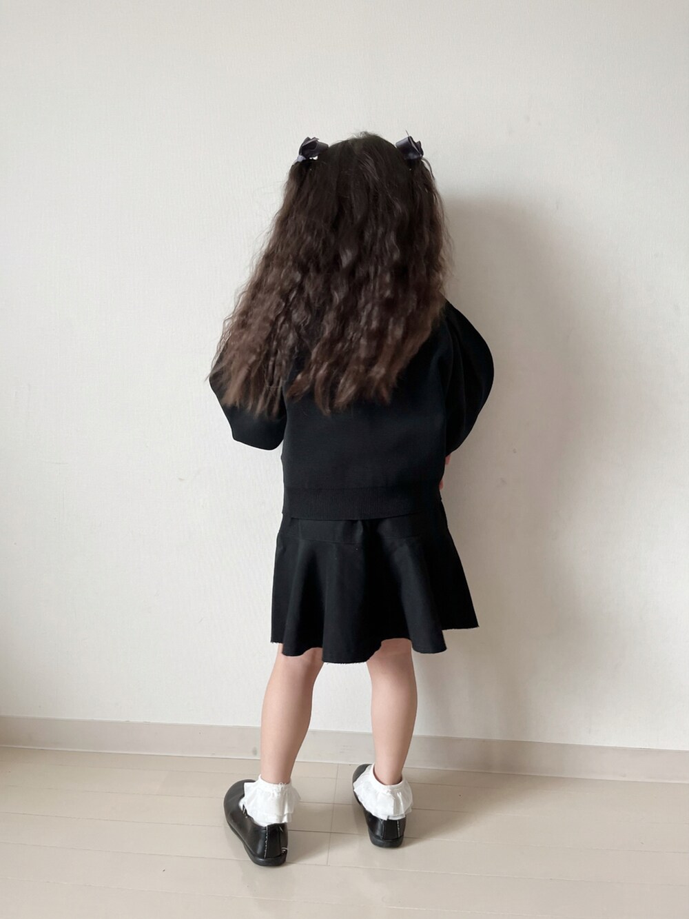 「カーディガン、スカート、秋服準備はじめました、モノトーン、モード、黒、オケージョン、白ソックス、ボリューム袖」｜「LOWRYS FARMのＢＩＧパフカーデロングスリーブ　960975（カーディガン/ボレロ、ブラック系）」を使った、* 𝚝𝚘𝚛𝚒𝚌𝚘𝚝*さん（キッズ・100cm）の秋コーディネートの5枚目の写真