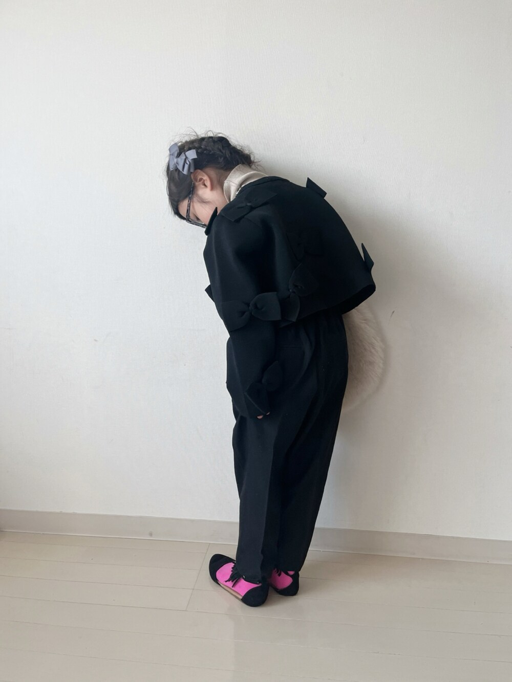 「似合うラボに行こう、カーディガン、モノトーン、春コーデ、春服みてみて、めがね、セレモニー、オケージョン、ニット、レイヤードスタイル、大人コーデ、ローリーズファームキッズ、おでかけコーデ、お出かけコーデ」｜「LOWRYS FARMのリボンカーディガン　 100821（カーディガン/ボレロ、ブラック系）」を使った、* 𝚝𝚘𝚛𝚒𝚌𝚘𝚝*さん（キッズ・100cm）の春コーディネートの3枚目の写真