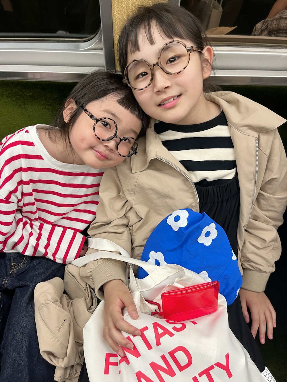 ブラウン系のブルゾン、レッド系のTシャツ/カットソー、ブラック系のTシャツ/カットソーを着用したキッズの夏コーディネートの5枚目の写真