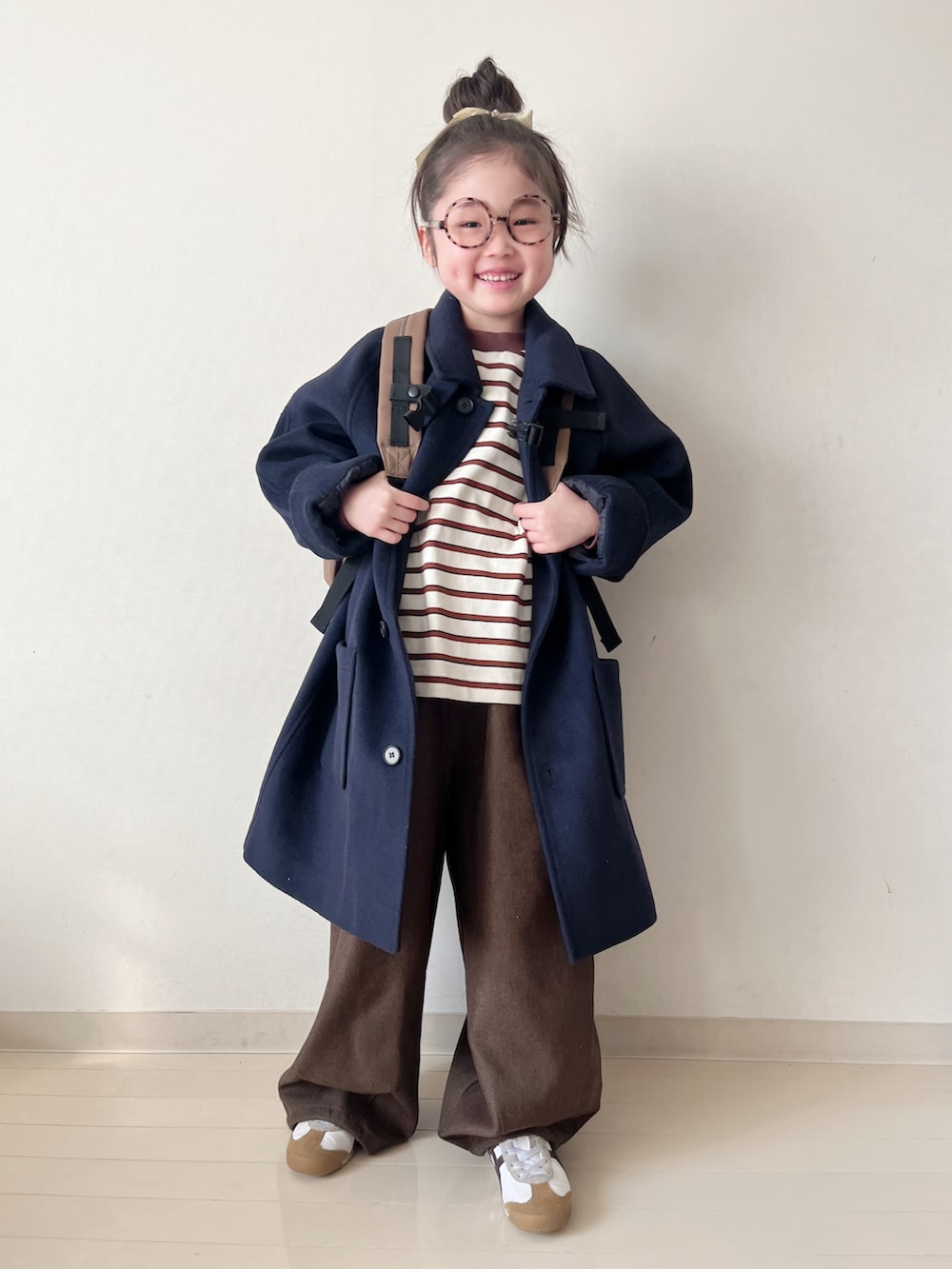 ブルー系のその他アウター、ブラウン系のその他パンツ、ホワイト系のTシャツ/カットソーを着用したキッズの冬コーディネートの2枚目の写真