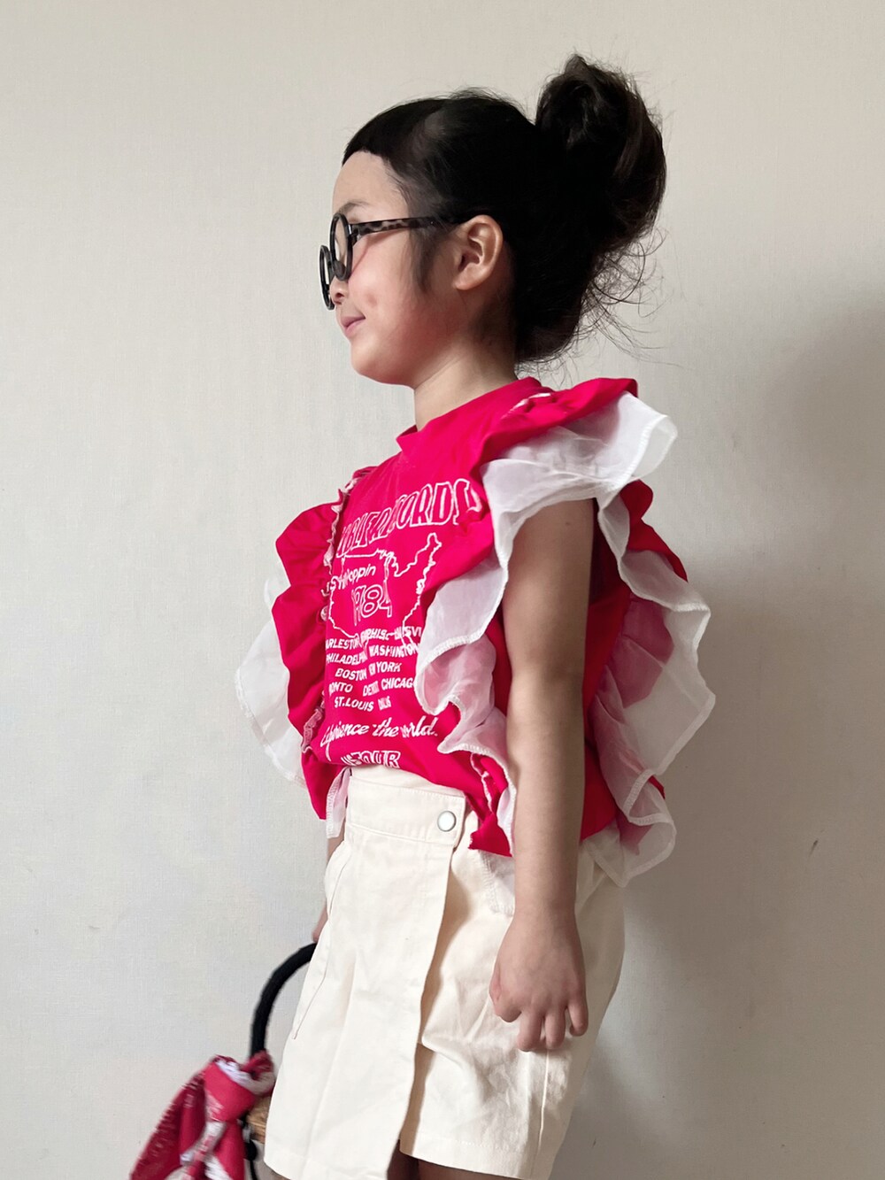 「フリル、ハーフパンツ、キュロット、ビタミンカラー、赤、夏コーデ、CIAOPANIC TYPY、かごバッグ、サンダル、めがね、バンダナ」｜「CIAOPANIC TYPYの【KIDS】ドッキングフリルチュールロゴTEE（Tシャツ/カットソー、レッド系）」を使った、* 𝚝𝚘𝚛𝚒𝚌𝚘𝚝*さん（キッズ・110cm）の夏コーディネートの3枚目の写真