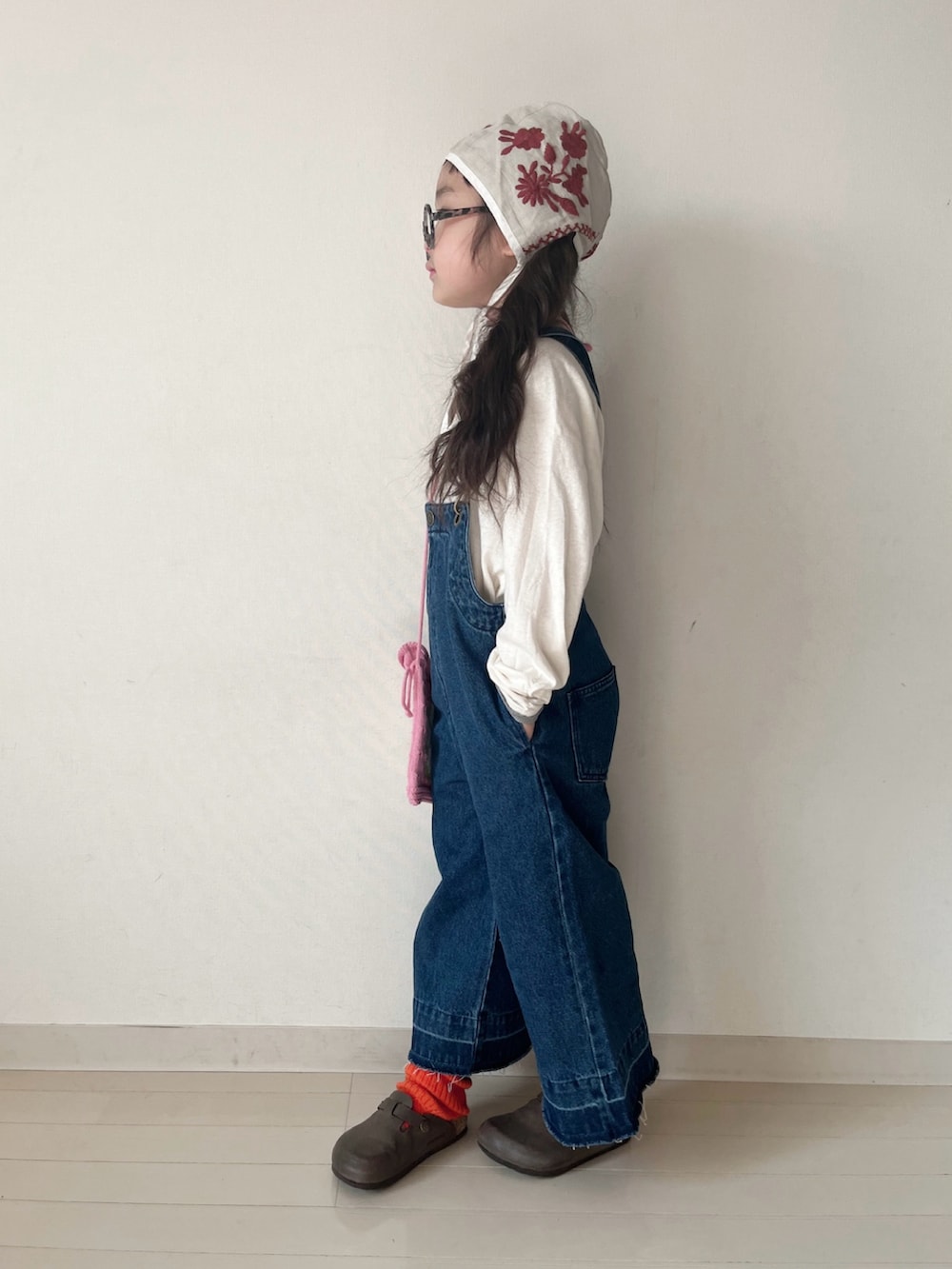 「デニム、サロペット、ワイドパンツ、サスペンダー、レイヤードスタイル、お出かけコーデ、春コーデ、レッグウォーマー、休日コーデ、デートコーデ、オーバーオール、25SS春の新作」｜「CIAOPANIC TYPYの【2025年S/S新作】【KIDS】裾ほどき加工デニムサロペット（サロペット/オーバーオール、ブルー系）」を使った、* 𝚝𝚘𝚛𝚒𝚌𝚘𝚝*さん（キッズ・110cm）の冬コーディネートの3枚目の写真