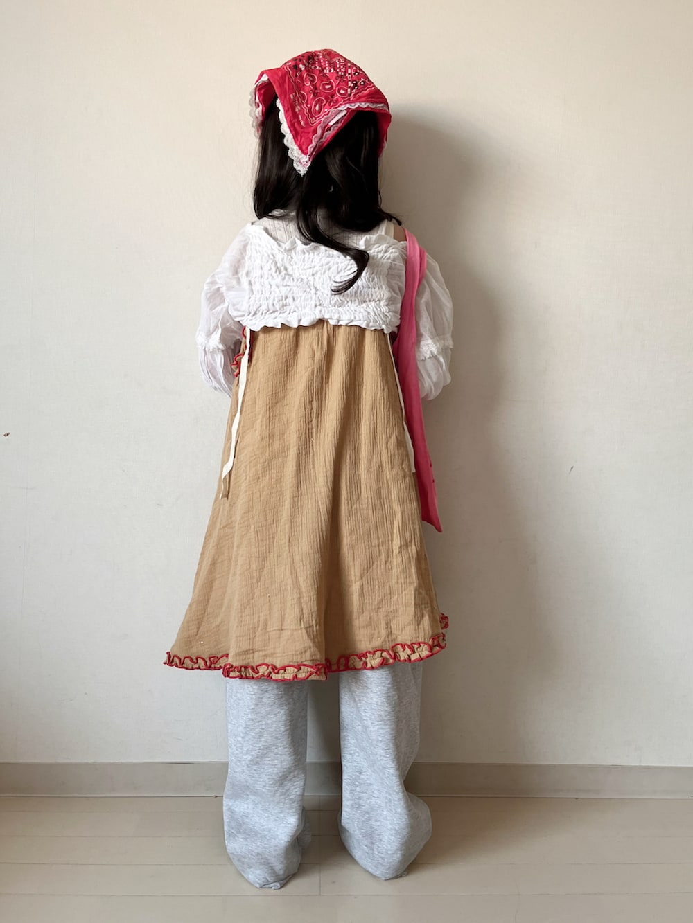 ピンク系のトートバッグ、ベージュ系のワンピース、ホワイト系のシャツ/ブラウスを着用したキッズの春コーディネートの4枚目の写真