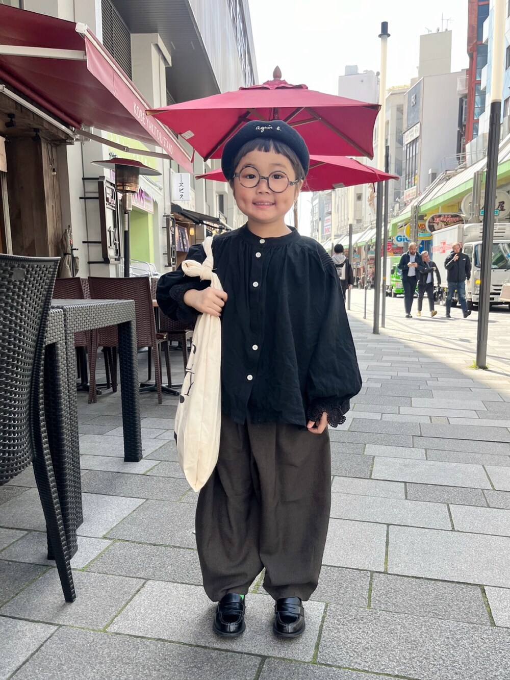 グレー系のその他パンツ、ブラック系のシャツ/ブラウス、ブラック系のローファーを着用したキッズの春コーディネートの5枚目の写真