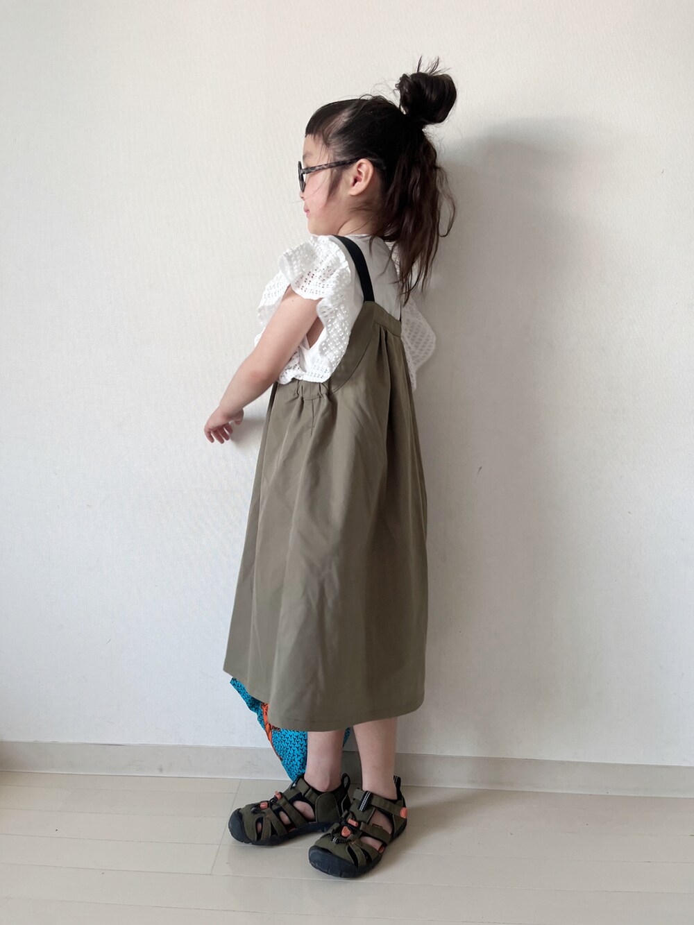 グリーン系のワンピース、ブルー系のハンドバッグ、グリーン系のサンダルを着用したキッズの夏コーディネートの5枚目の写真