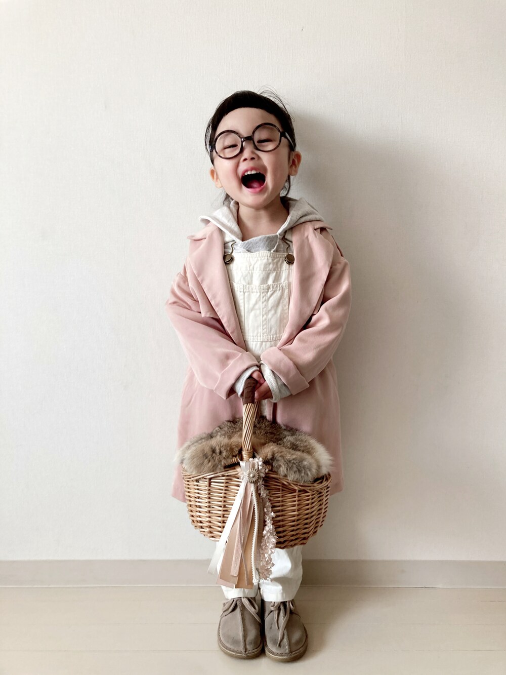 「キッズコーデ、おんなのこ、お下がり、テロンチ、トレンチコート、サロペット、パーカー、カジュアル、デザートブーツ、おだんごヘアー、めがね、ブーツ」｜「BRANSHESの【限定】テロンチコート（トレンチコート、ピンク系）」を使った、* 𝚝𝚘𝚛𝚒𝚌𝚘𝚝*さん（キッズ・90cm）の春コーディネートの2枚目の写真