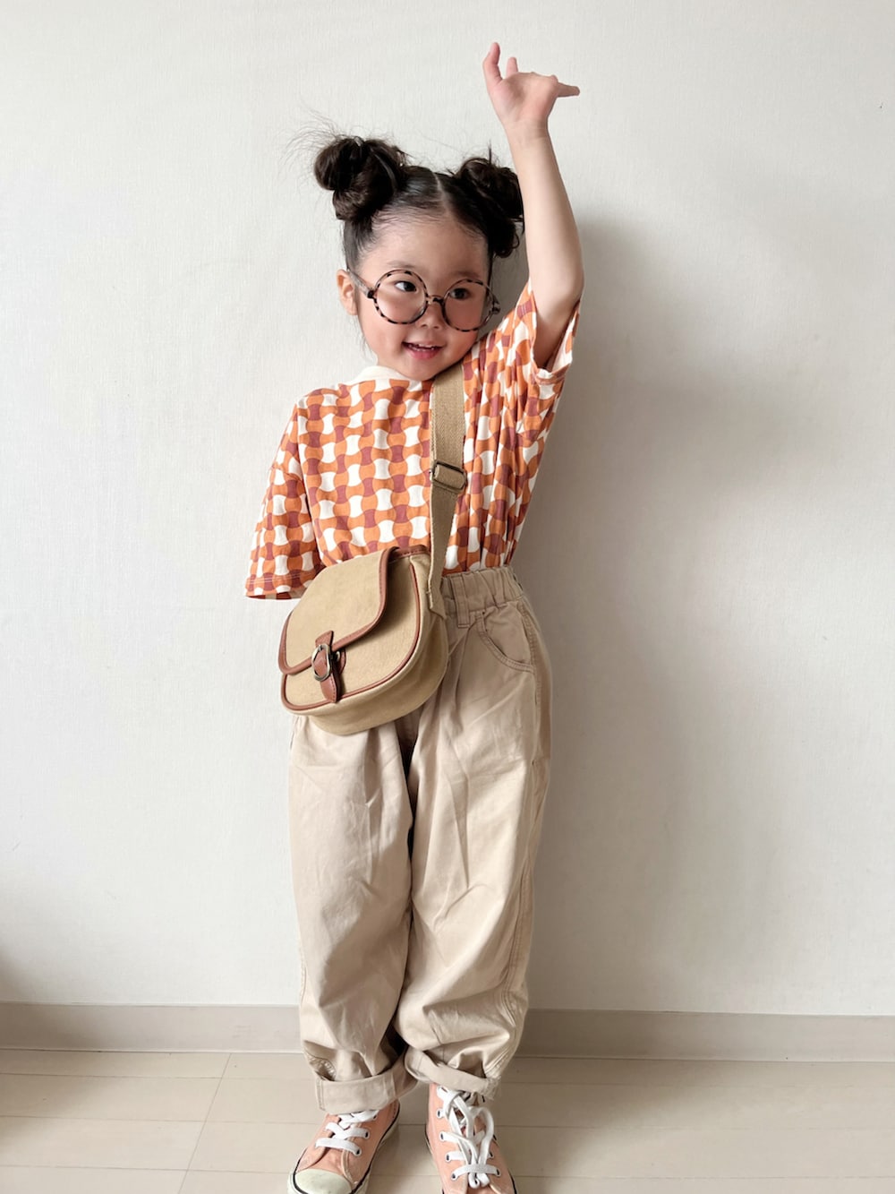 その他のTシャツ/カットソー、ブラウン系のパンツ、ベージュ系のショルダーバッグを着用したキッズの春コーディネートの4枚目の写真