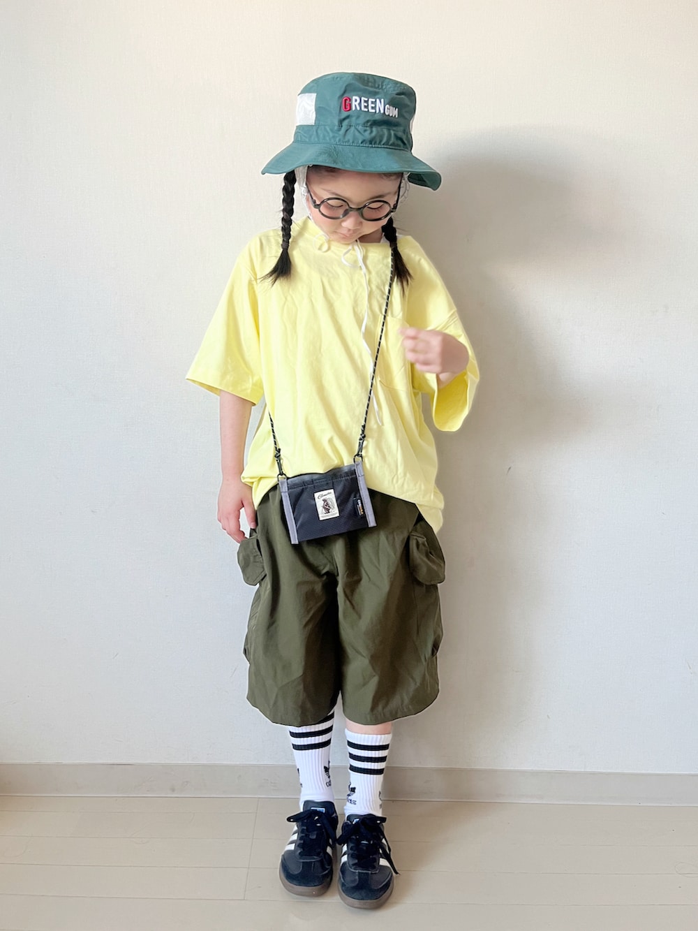 イエロー系のTシャツ/カットソー、グリーン系のカーゴパンツ、ブラック系のスニーカーを着用したキッズの夏コーディネートの3枚目の写真
