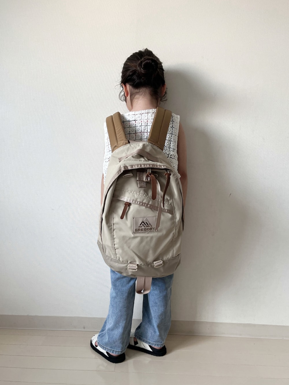 「夏コーデ、デニム、淡色コーデ、ベスト、ボーダー、タンクトップ、パステルカラー、グルカサンダル、サロペット、リュック、カジュアル、レイヤードスタイル、韓国子供服、オーバーオール」|「CIAOPANIC TYPYの【KIDS】【india】切替レースベスト(ベスト、ホワイト系)」を使った、* 𝚝𝚘𝚛𝚒𝚌𝚘𝚝*さん(キッズ・100cm)の春コーディネートの5枚目の写真