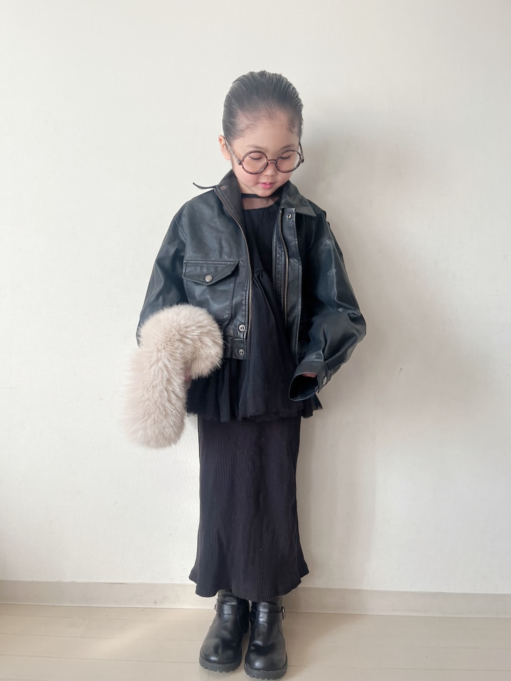 ブラック系のタンクトップ、ブラック系のシャツ/ブラウス、ブラック系のスカートを着用したキッズの冬コーディネートの3枚目の写真