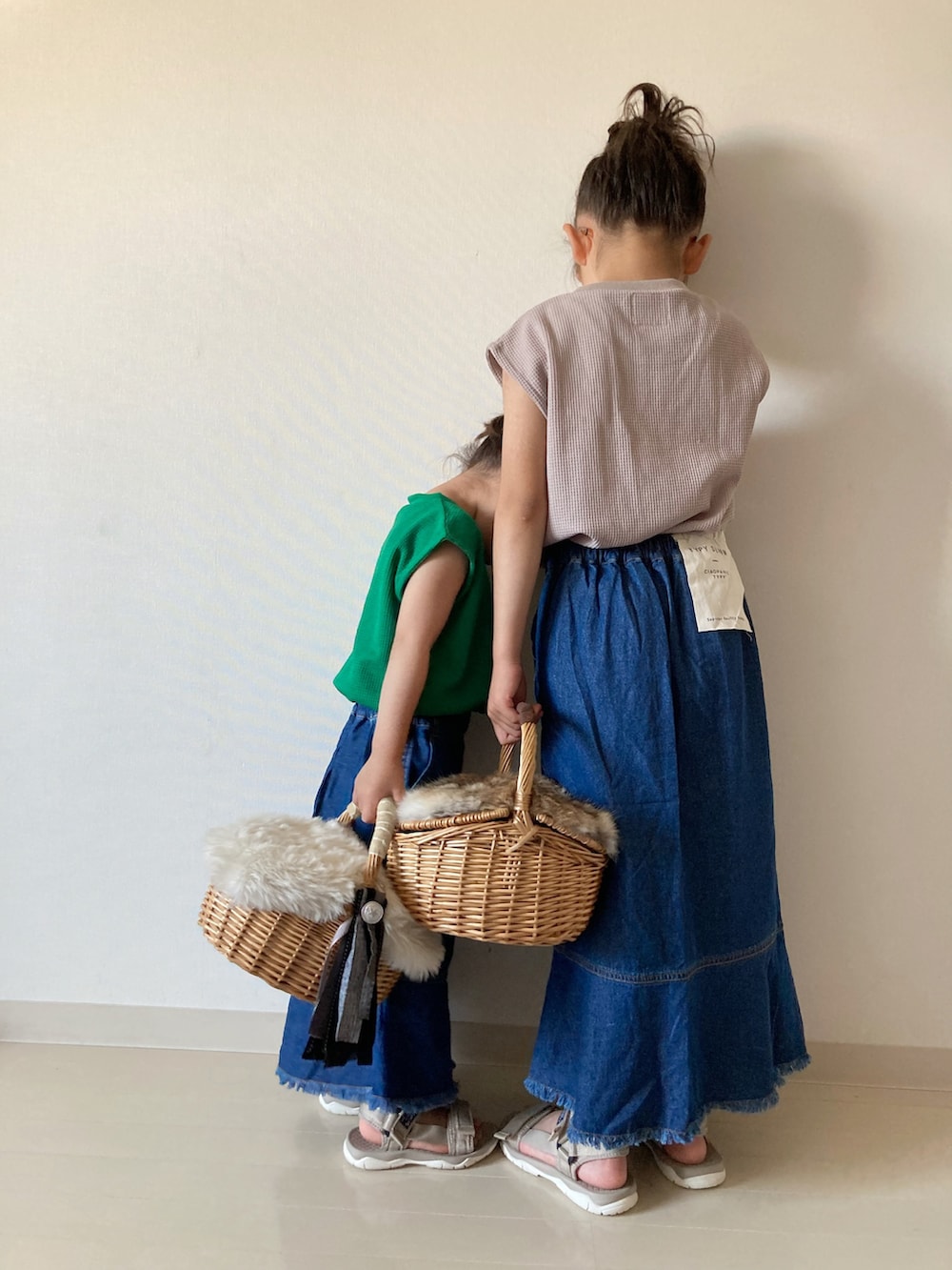 ブルー系のスカート、ブルー系のスカート、グリーン系のタンクトップを着用したキッズの夏コーディネートの4枚目の写真