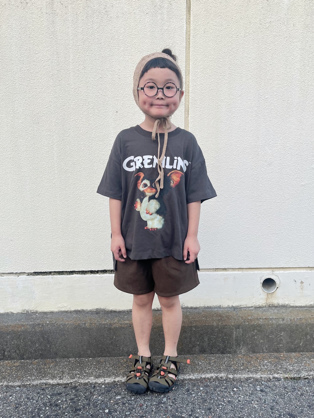 グレー系のTシャツ/カットソー、ブラウン系のその他パンツ、グリーン系のサンダルを着用したキッズの夏コーディネートの2枚目の写真