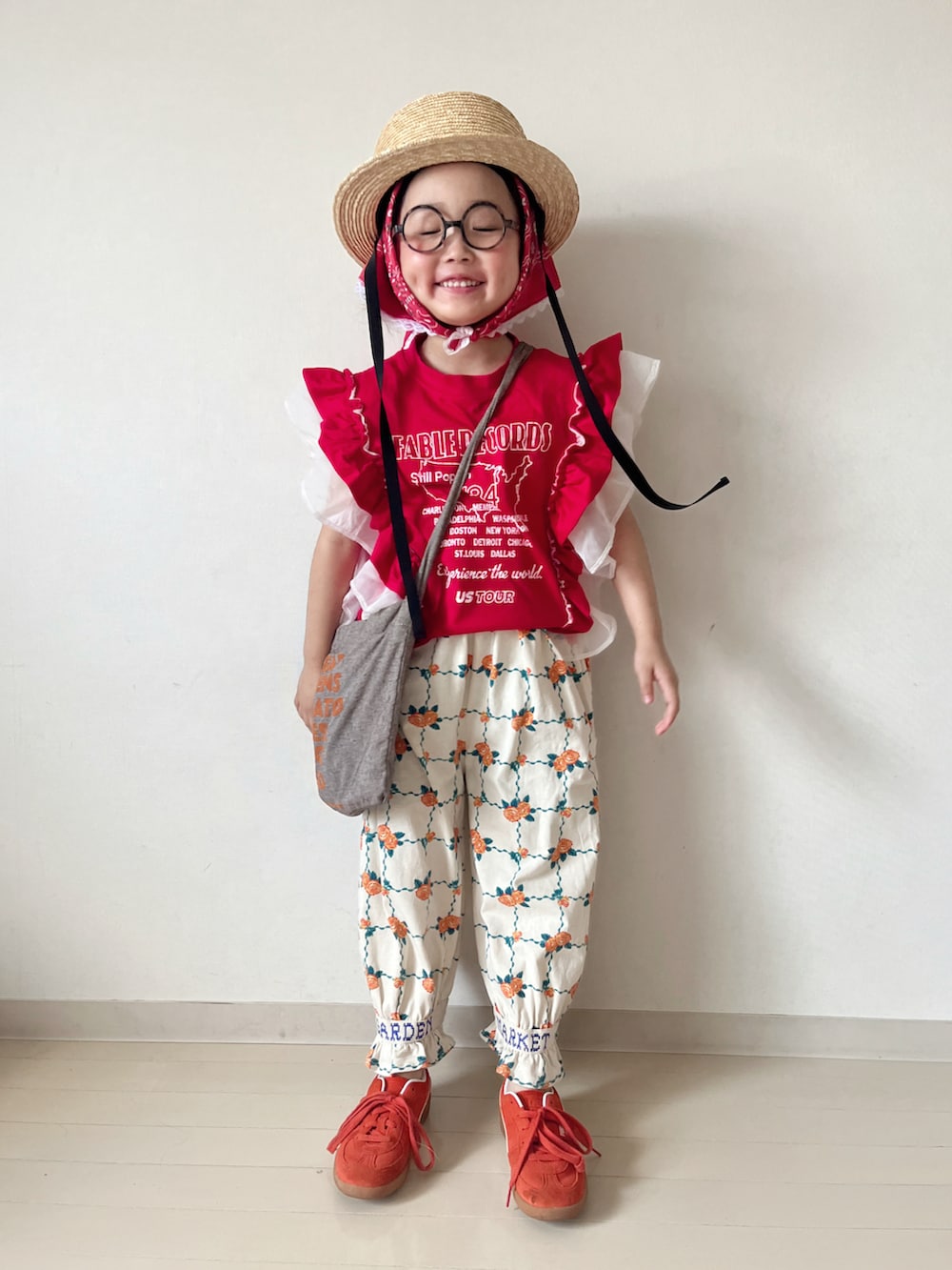 レッド系のTシャツ/カットソー、オレンジ系のその他パンツ、レッド系のスニーカーを着用したキッズの夏コーディネートの4枚目の写真