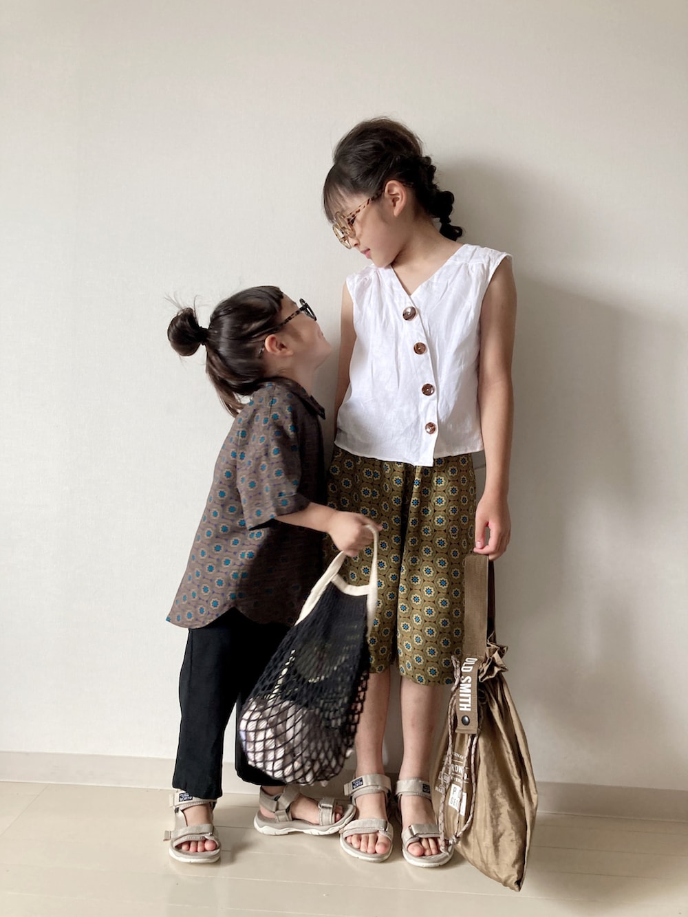 ブラウン系のシャツ/ブラウス、ベージュ系のその他パンツ、ベージュ系のサンダルを着用したキッズの夏コーディネートの2枚目の写真