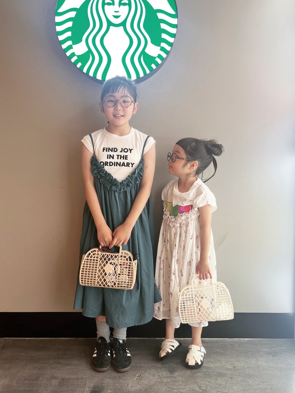 グリーン系のワンピース、ホワイト系のワンピース、ホワイト系のタンクトップを着用したキッズの夏コーディネートの5枚目の写真