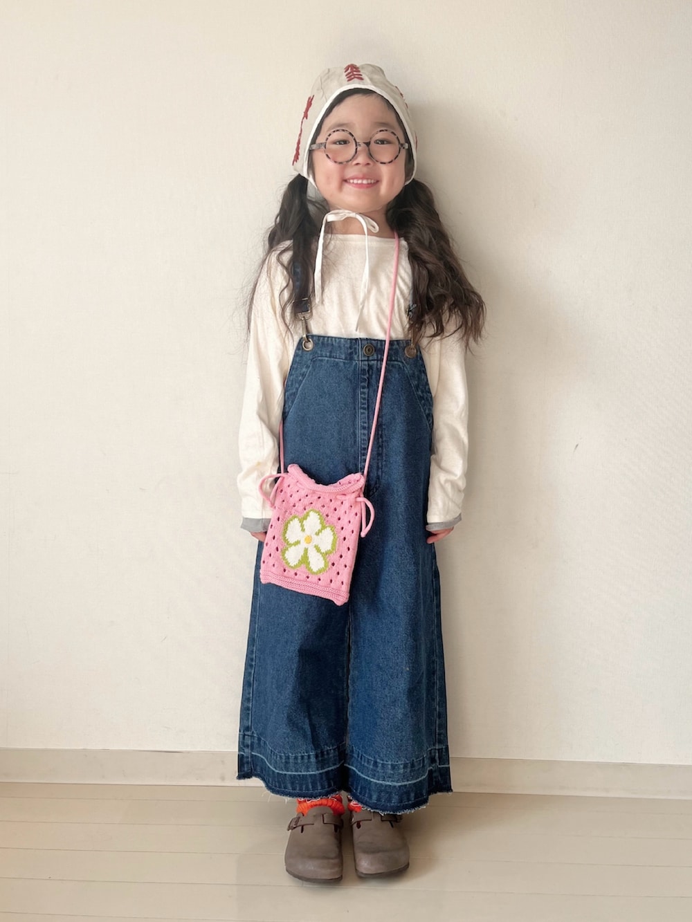 「デニム、サロペット、ワイドパンツ、サスペンダー、レイヤードスタイル、お出かけコーデ、春コーデ、レッグウォーマー、休日コーデ、デートコーデ、オーバーオール、25SS春の新作」｜「CIAOPANIC TYPYの【2025年S/S新作】【KIDS】裾ほどき加工デニムサロペット（サロペット/オーバーオール、ブルー系）」を使った、* 𝚝𝚘𝚛𝚒𝚌𝚘𝚝*さん（キッズ・110cm）の冬コーディネートの2枚目の写真