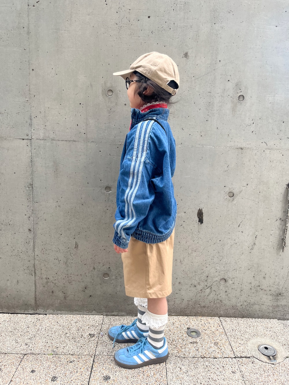 ブルー系のジャージ、ベージュ系のその他パンツ、ブルー系のスニーカーを着用したキッズの春コーディネートの3枚目の写真