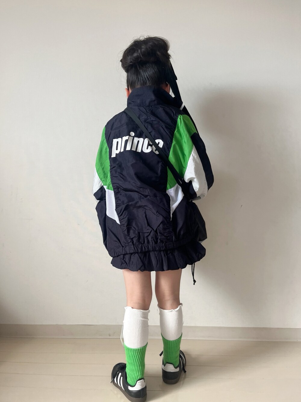 ブルー系のブルゾン、ブルー系のスカート、ホワイト系のTシャツ/カットソーを着用したキッズの冬コーディネートの5枚目の写真