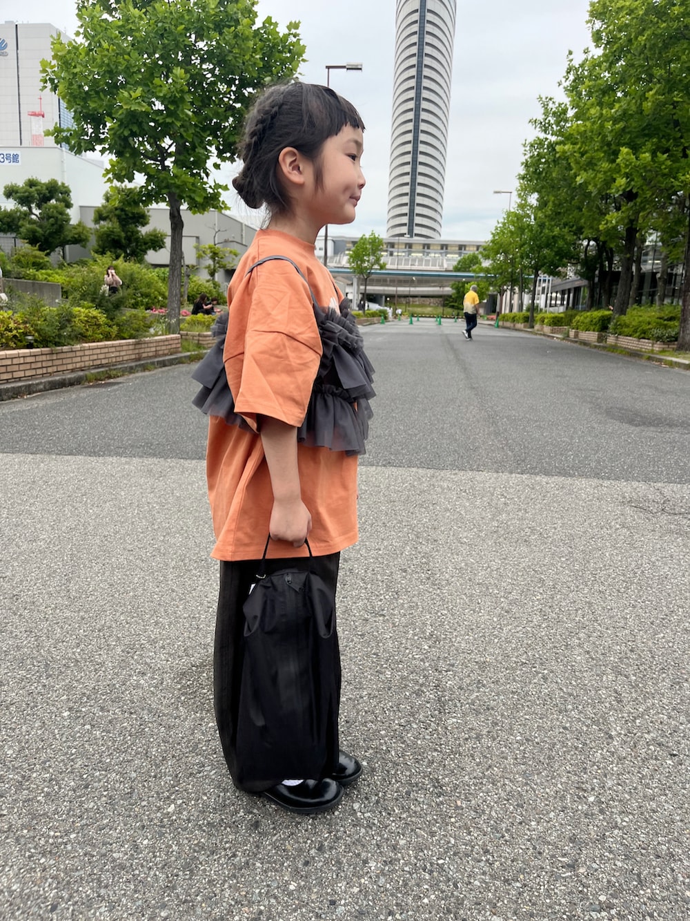 「Tシャツ、ビスチェ、ワイドパンツ、バルーンパンツ、ハンドバッグ、レイヤードスタイル、プチプラ、ベスト、めがね、きれいめカジュアル」｜「UNIVERSAL OVERALLの【別注】＜UNIVERSAL OVERALL＞UT シャツ / キッズ  100cm-130cm（Tシャツ/カットソー、オレンジ系）」を使った、* 𝚝𝚘𝚛𝚒𝚌𝚘𝚝*さん（キッズ・140cm）の春コーディネートの3枚目の写真