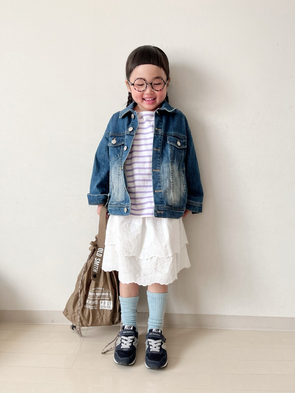 パープル系のTシャツ/カットソー、ホワイト系のスカート、ブルー系のデニムジャケットを着用したキッズの春コーディネートの3枚目の写真