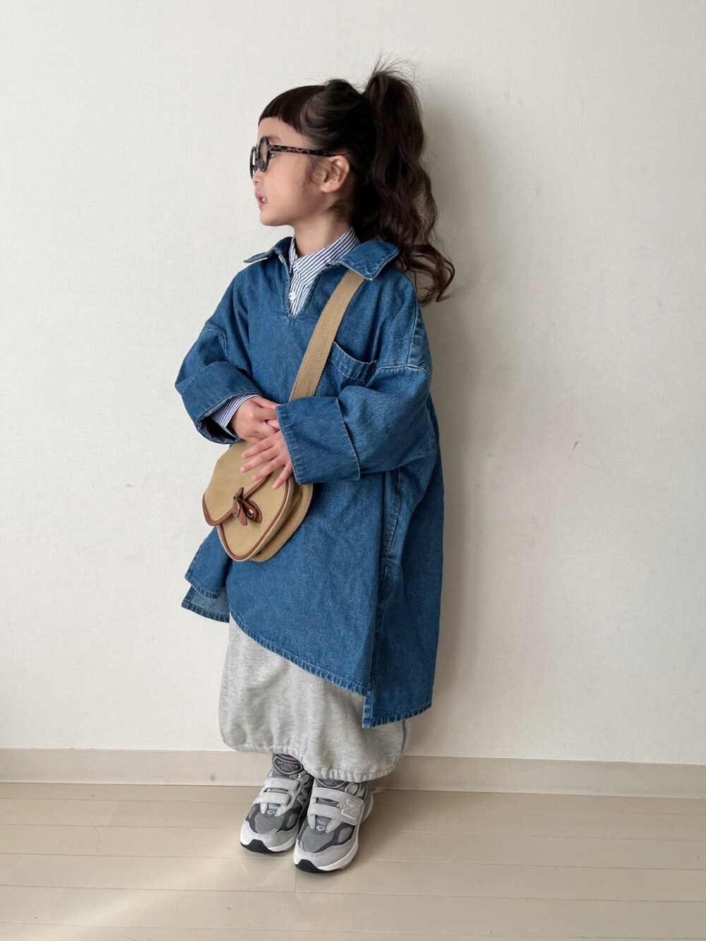 ブルー系のワンピース、ブルー系のシャツ/ブラウス、グレー系のスカートを着用したキッズの冬コーディネートの3枚目の写真