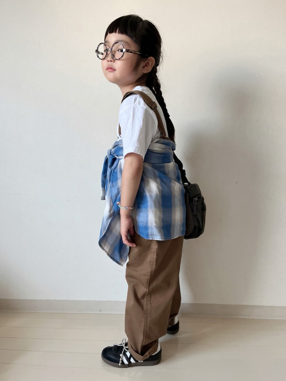 ホワイト系のTシャツ/カットソー、ブルー系のシャツ/ブラウス、その他のボディバッグ/ウエストポーチを着用したキッズの秋コーディネートの2枚目の写真