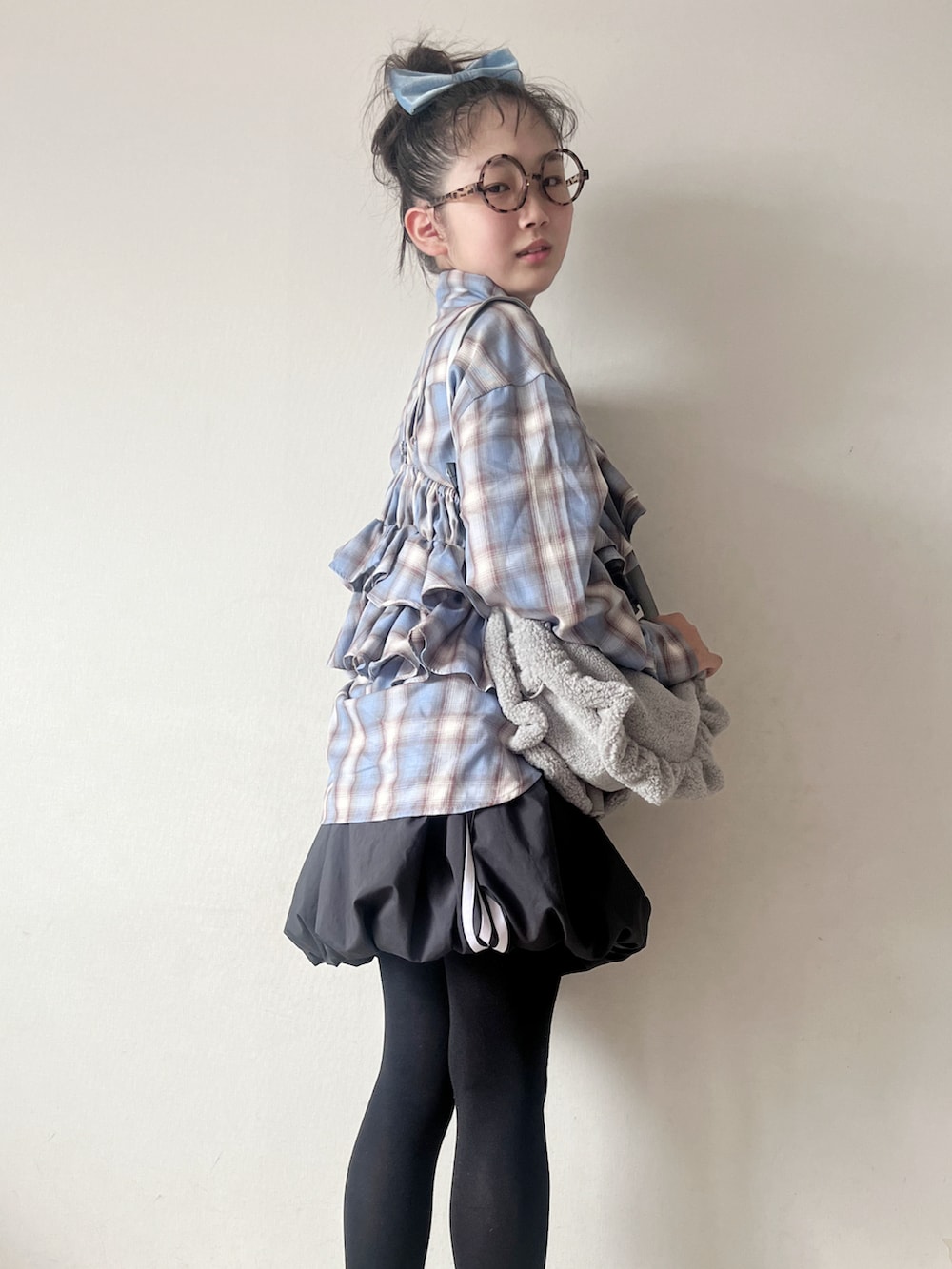 ブルー系のキャミソール、ブルー系のシャツ/ブラウス、ブラック系のスカートを着用したキッズの秋コーディネートの3枚目の写真
