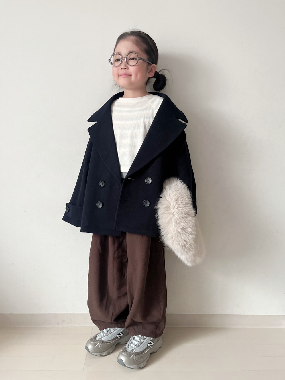 ブルー系のピーコート、ブラウン系のその他パンツ、ホワイト系のTシャツ/カットソーを着用したキッズの秋コーディネートの4枚目の写真