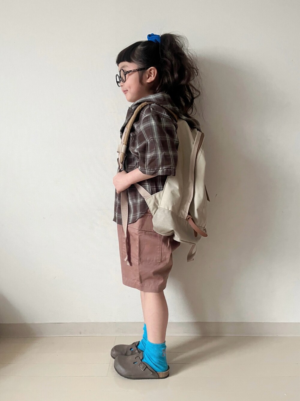 ブラウン系のシャツ/ブラウス、ブラウン系のTシャツ/カットソー、ブラウン系のサロペット/オーバーオールを着用したキッズの春コーディネートの4枚目の写真