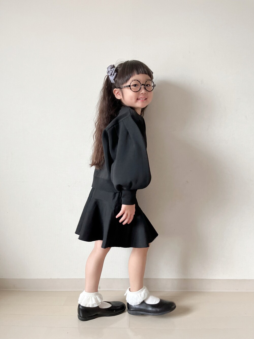 「カーディガン、スカート、秋服準備はじめました、モノトーン、モード、黒、オケージョン、白ソックス、ボリューム袖」｜「LOWRYS FARMのＢＩＧパフカーデロングスリーブ　960975（カーディガン/ボレロ、ブラック系）」を使った、* 𝚝𝚘𝚛𝚒𝚌𝚘𝚝*さん（キッズ・100cm）の秋コーディネートの2枚目の写真