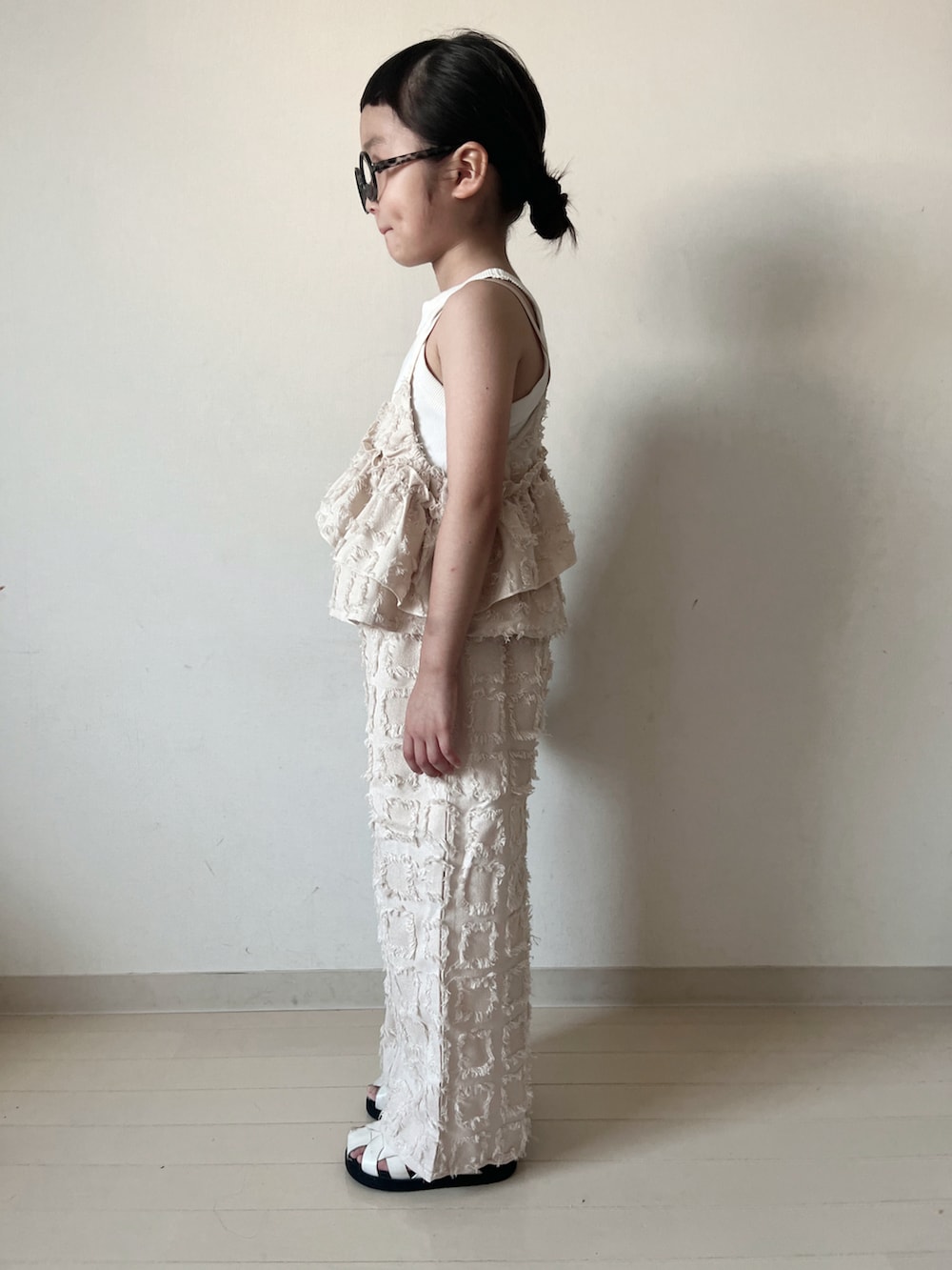 「セットアップ、ノースリーブ、お出かけコーデ、フリル、きれいめカジュアル、韓国子供服、夏コーデ、ショルダーバッグ、サンダル、レイヤードスタイル」｜「PietのロゴTシャツ×チェックフリンジビスチェセット（Tシャツ/カットソー、ベージュ系）」を使った、* 𝚝𝚘𝚛𝚒𝚌𝚘𝚝*さん（キッズ・110cm）の夏コーディネートの4枚目の写真