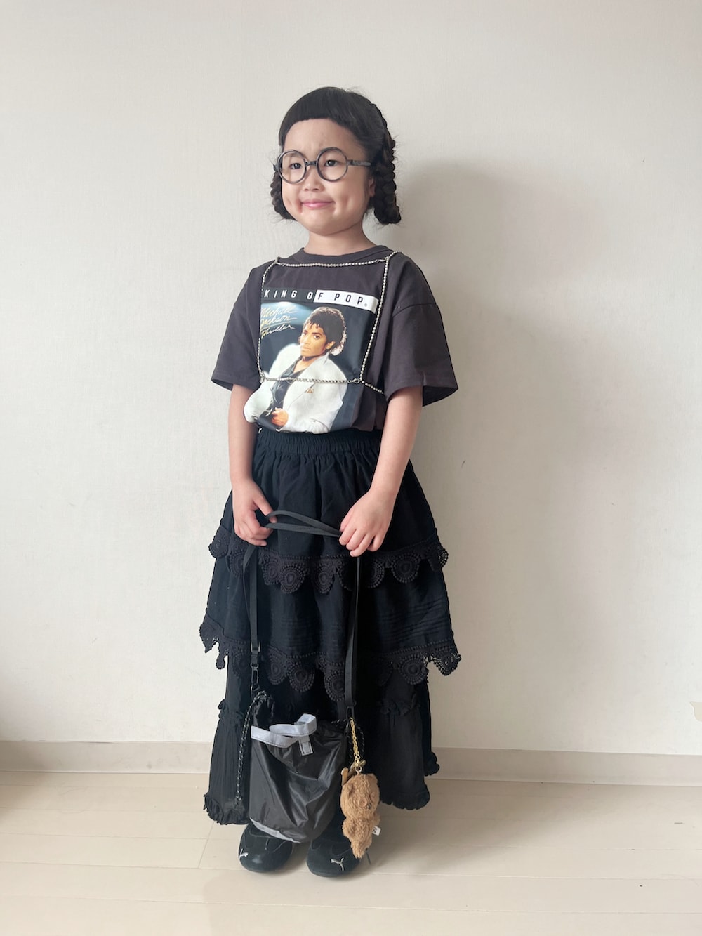 グレー系のTシャツ/カットソー、ブラック系のスカート、ブラック系のスカートを着用したキッズの夏コーディネートの2枚目の写真