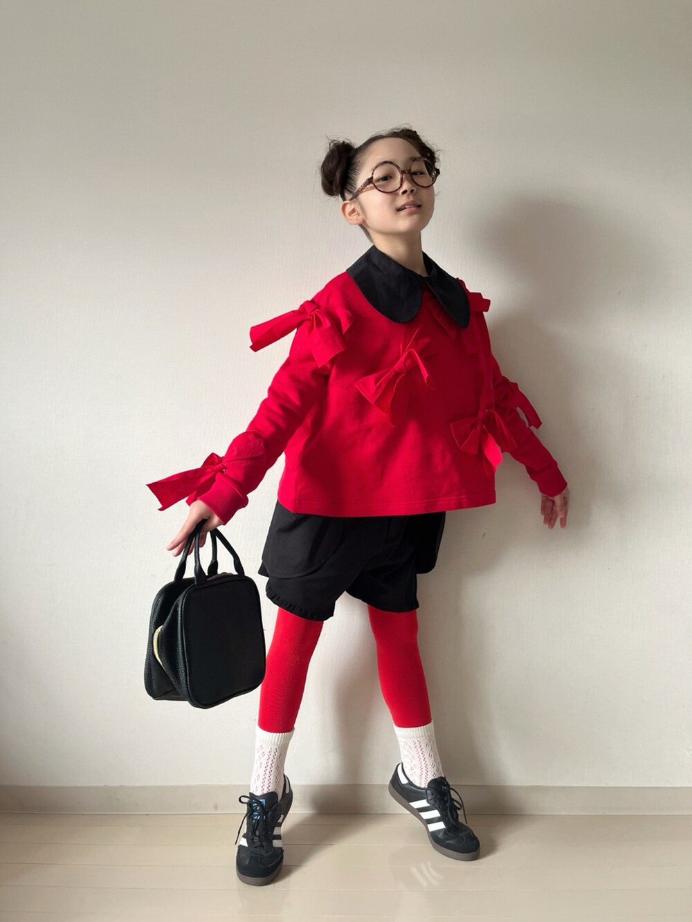 レッド系のTシャツ/カットソー、ブラック系のその他パンツ、ブラック系のシャツ/ブラウスを着用したキッズの春コーディネートの2枚目の写真
