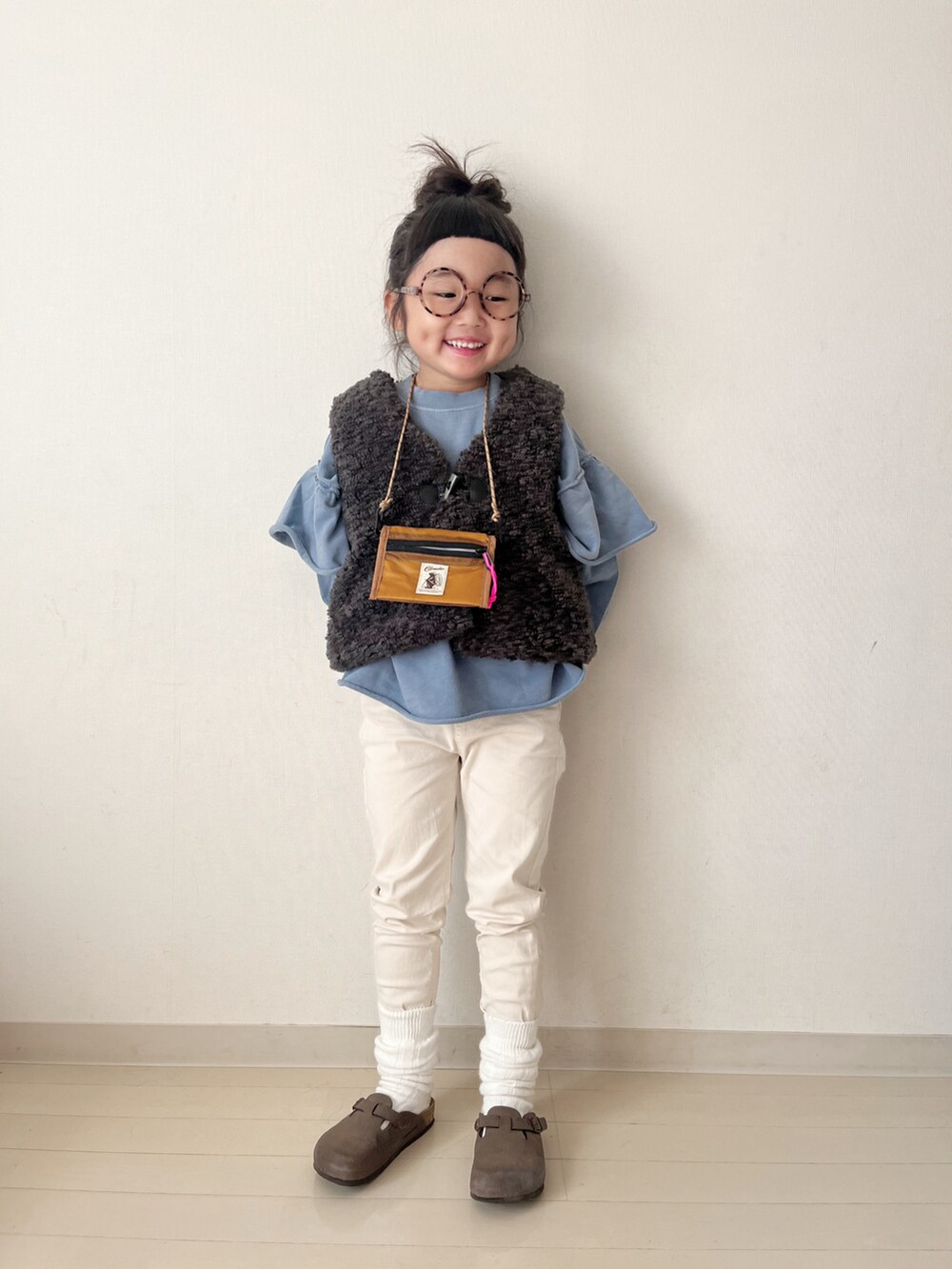 ブルー系のスウェット、グレー系のベスト、ホワイト系のその他パンツを着用したキッズの秋コーディネートの2枚目の写真