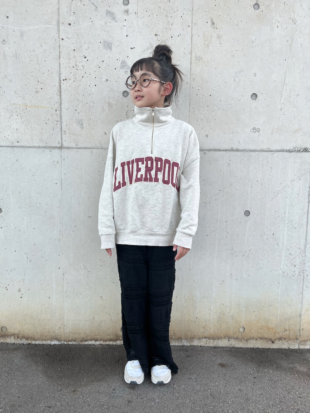 ブラック系のその他パンツ、ホワイト系のスウェット、ホワイト系のスニーカーを着用したキッズの秋コーディネートの3枚目の写真