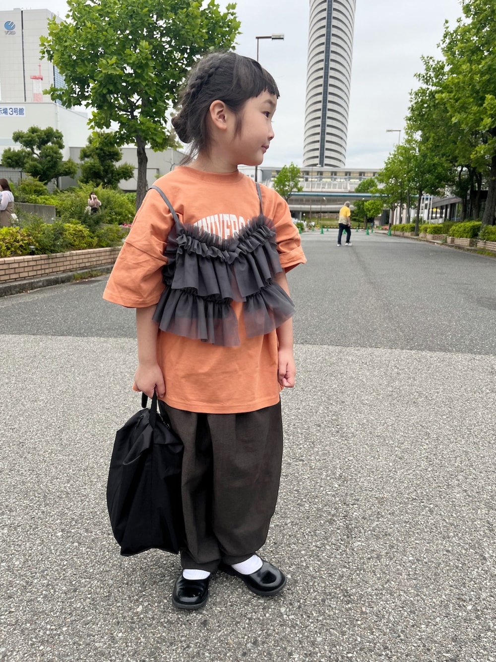 「Tシャツ、ビスチェ、ワイドパンツ、バルーンパンツ、ハンドバッグ、レイヤードスタイル、プチプラ、ベスト、めがね、きれいめカジュアル」｜「UNIVERSAL OVERALLの【別注】＜UNIVERSAL OVERALL＞UT シャツ / キッズ  100cm-130cm（Tシャツ/カットソー、オレンジ系）」を使った、* 𝚝𝚘𝚛𝚒𝚌𝚘𝚝*さん（キッズ・140cm）の春コーディネートの5枚目の写真