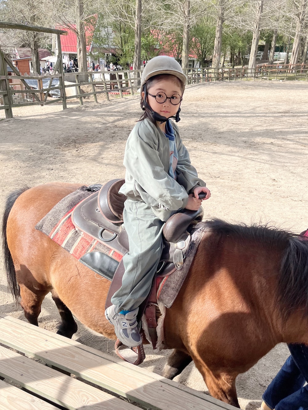 ブルー系のTシャツ/カットソー、ベージュ系のバックパック/リュック、グリーン系のブルゾンを着用したキッズの春コーディネートの3枚目の写真